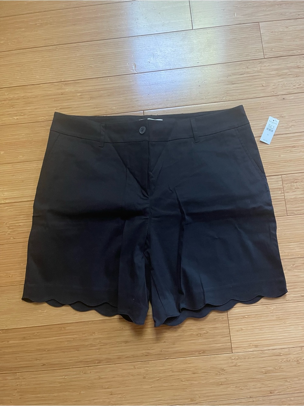 Women's Talbots black Scallop Hem Dress Shorts, size 14